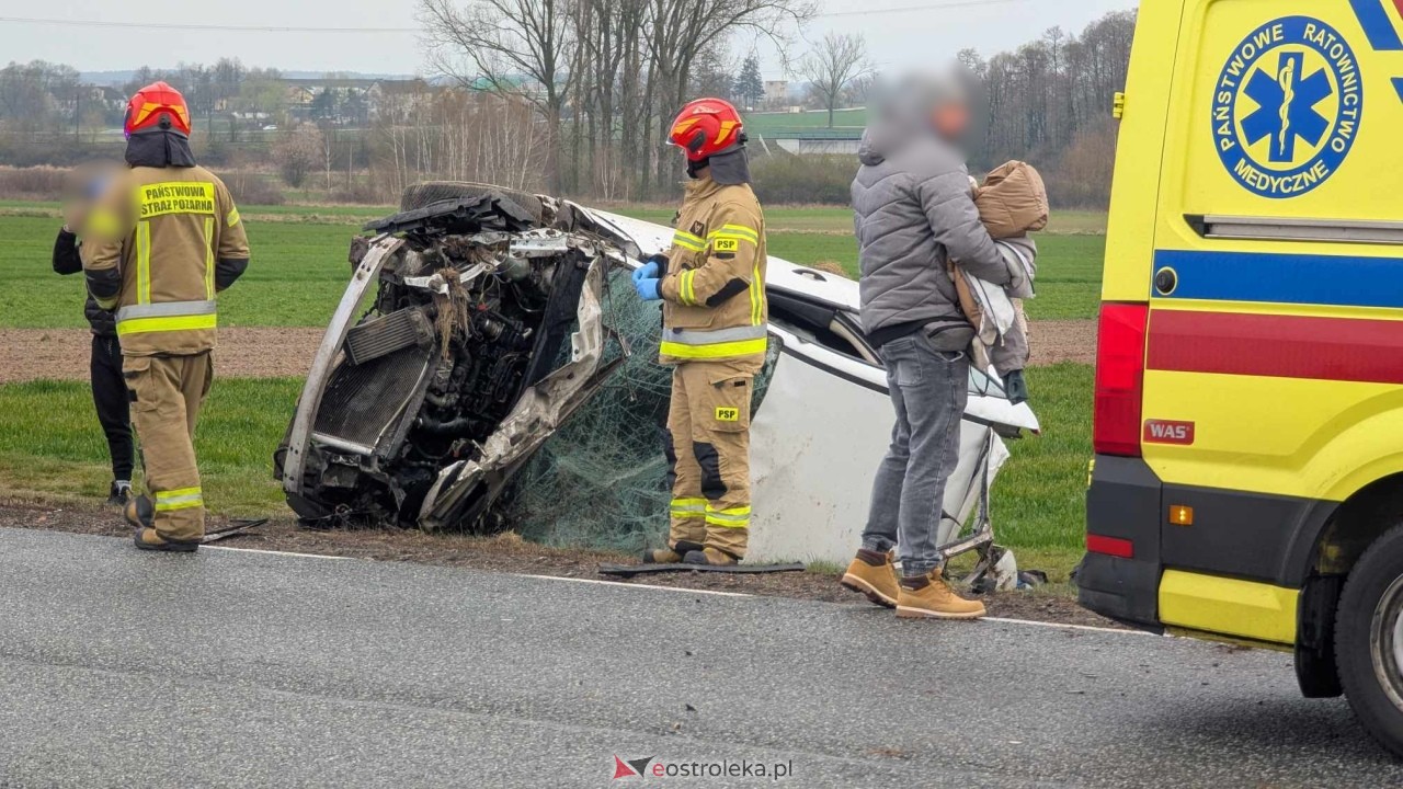 Dachowanie na DK-60 w Ponikwi Małej [11.04.2025] - zdjęcie #35 - eOstroleka.pl