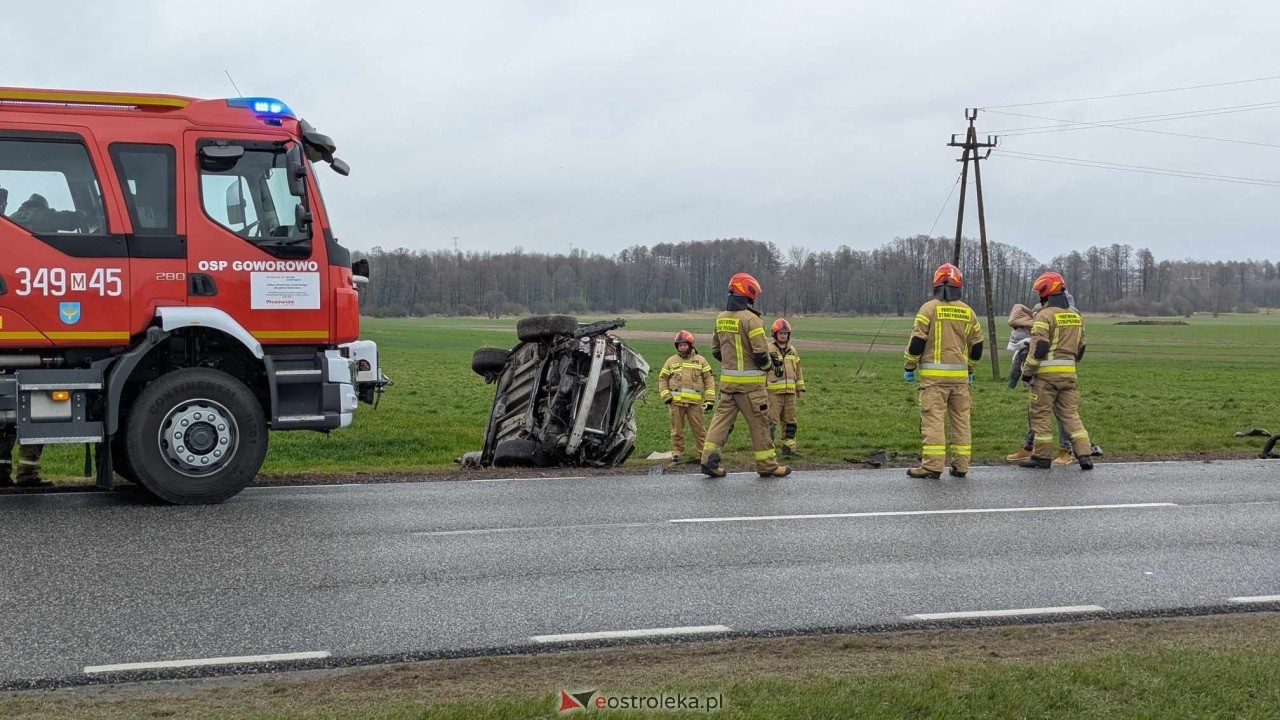 Dachowanie na DK-60 w Ponikwi Małej [11.04.2025] - zdjęcie #34 - eOstroleka.pl