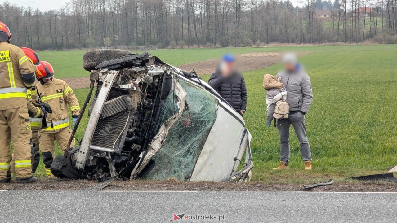 Dachowanie na DK-60 w Ponikwi Małej [11.04.2025] - zdjęcie #31 - eOstroleka.pl