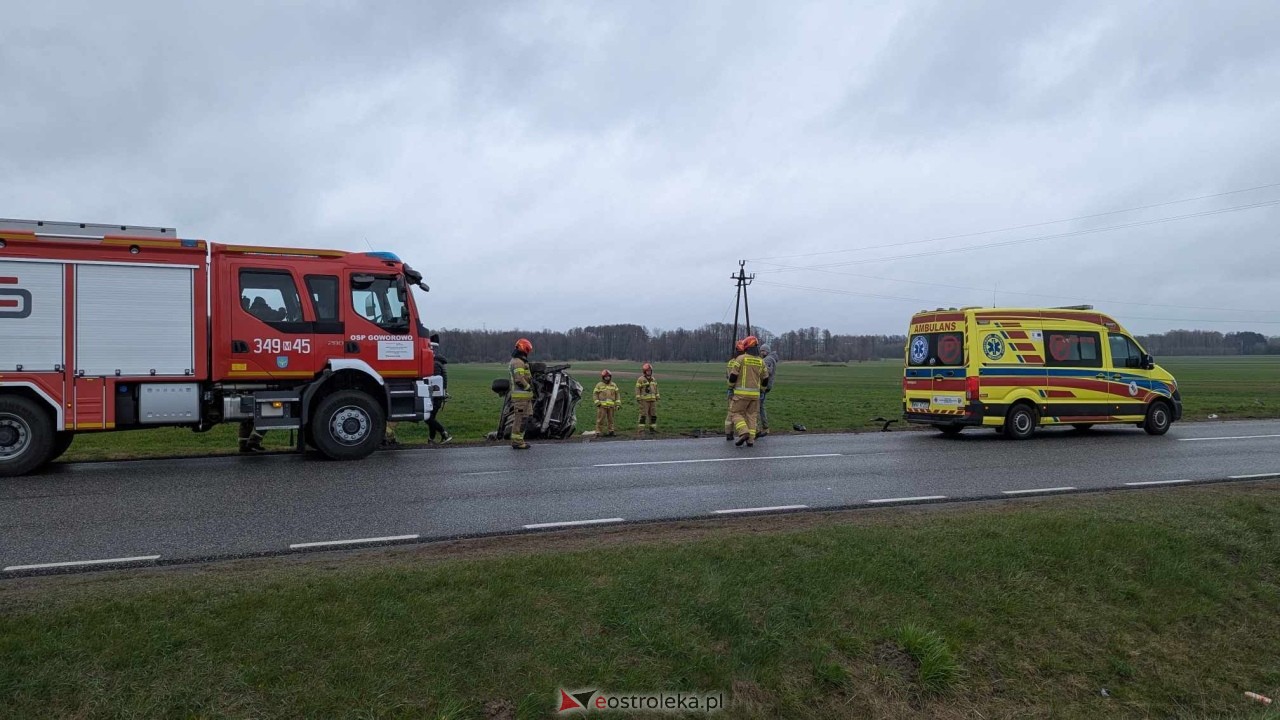 Dachowanie na DK-60 w Ponikwi Małej [11.04.2025] - zdjęcie #30 - eOstroleka.pl