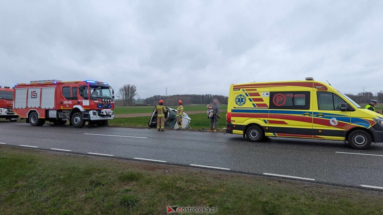 Dachowanie na DK-60 w Ponikwi Małej [11.04.2025] - zdjęcie #29 - eOstroleka.pl