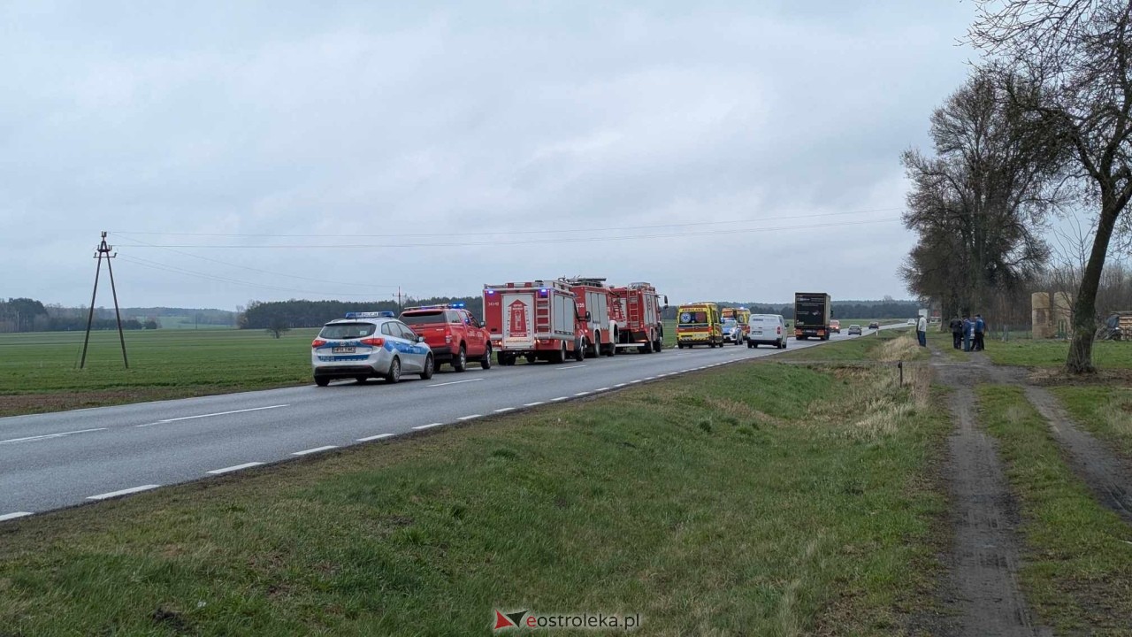 Dachowanie na DK-60 w Ponikwi Małej [11.04.2025] - zdjęcie #28 - eOstroleka.pl