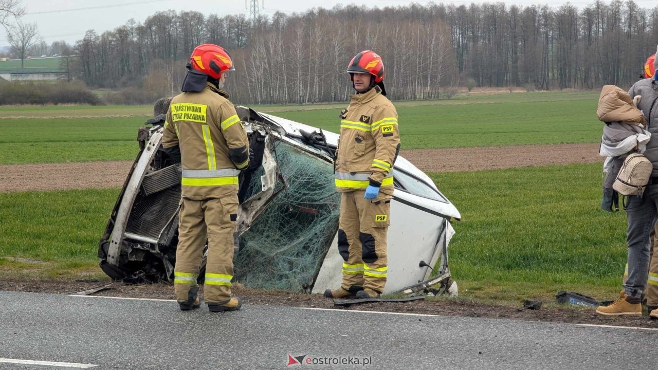 Dachowanie na DK-60 w Ponikwi Małej [11.04.2025] - zdjęcie #26 - eOstroleka.pl