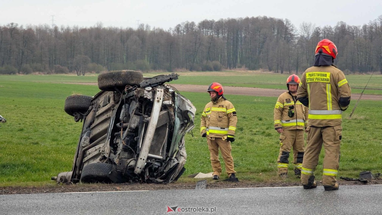 Dachowanie na DK-60 w Ponikwi Małej [11.04.2025] - zdjęcie #23 - eOstroleka.pl