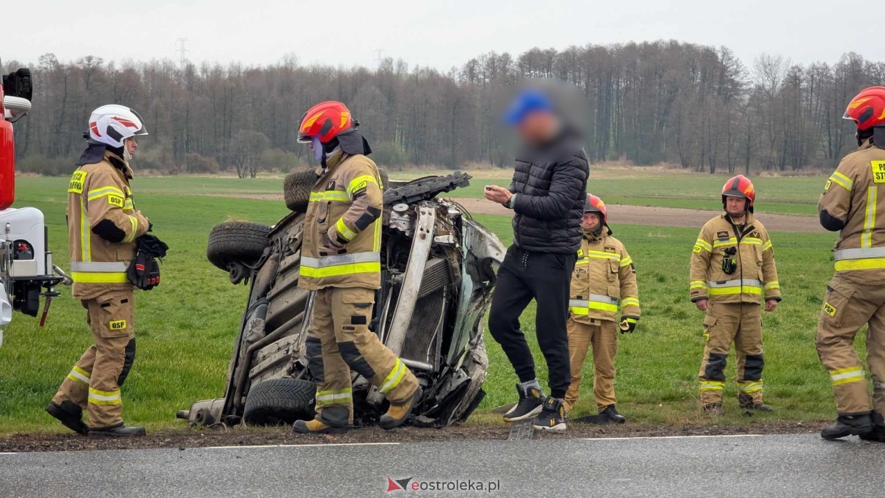 Dachowanie na DK-60 w Ponikwi Małej [11.04.2025] - zdjęcie #22 - eOstroleka.pl