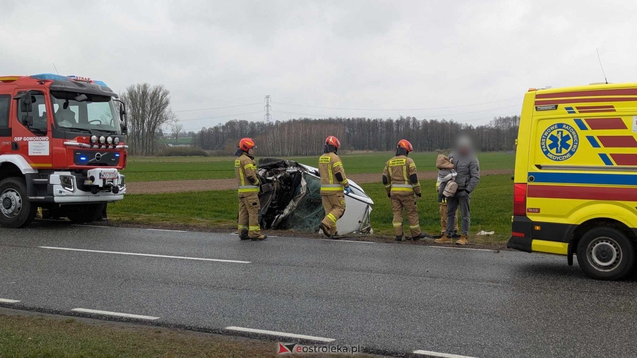 Dachowanie na DK-60 w Ponikwi Małej [11.04.2025] - zdjęcie #20 - eOstroleka.pl
