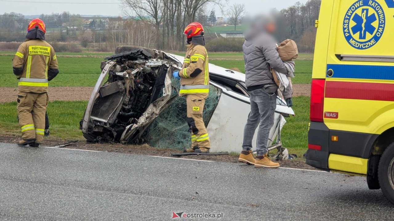 Dachowanie na DK-60 w Ponikwi Małej [11.04.2025] - zdjęcie #19 - eOstroleka.pl