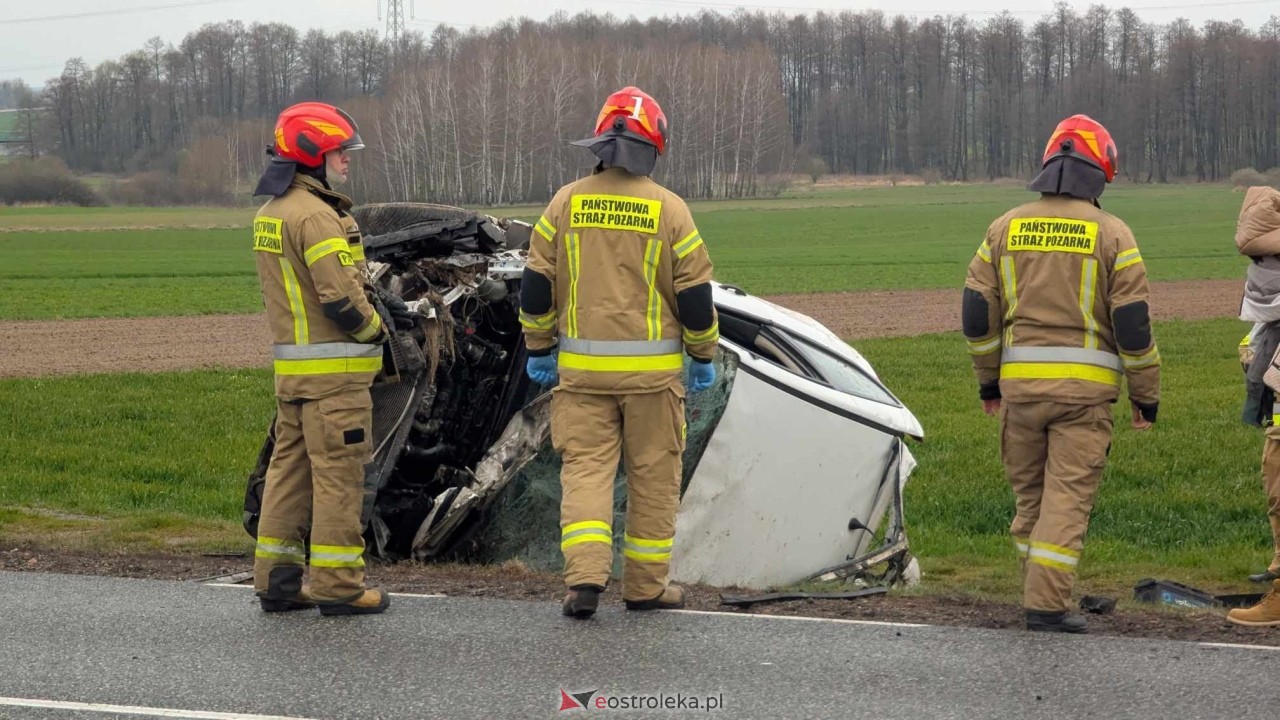 Dachowanie na DK-60 w Ponikwi Małej [11.04.2025] - zdjęcie #17 - eOstroleka.pl