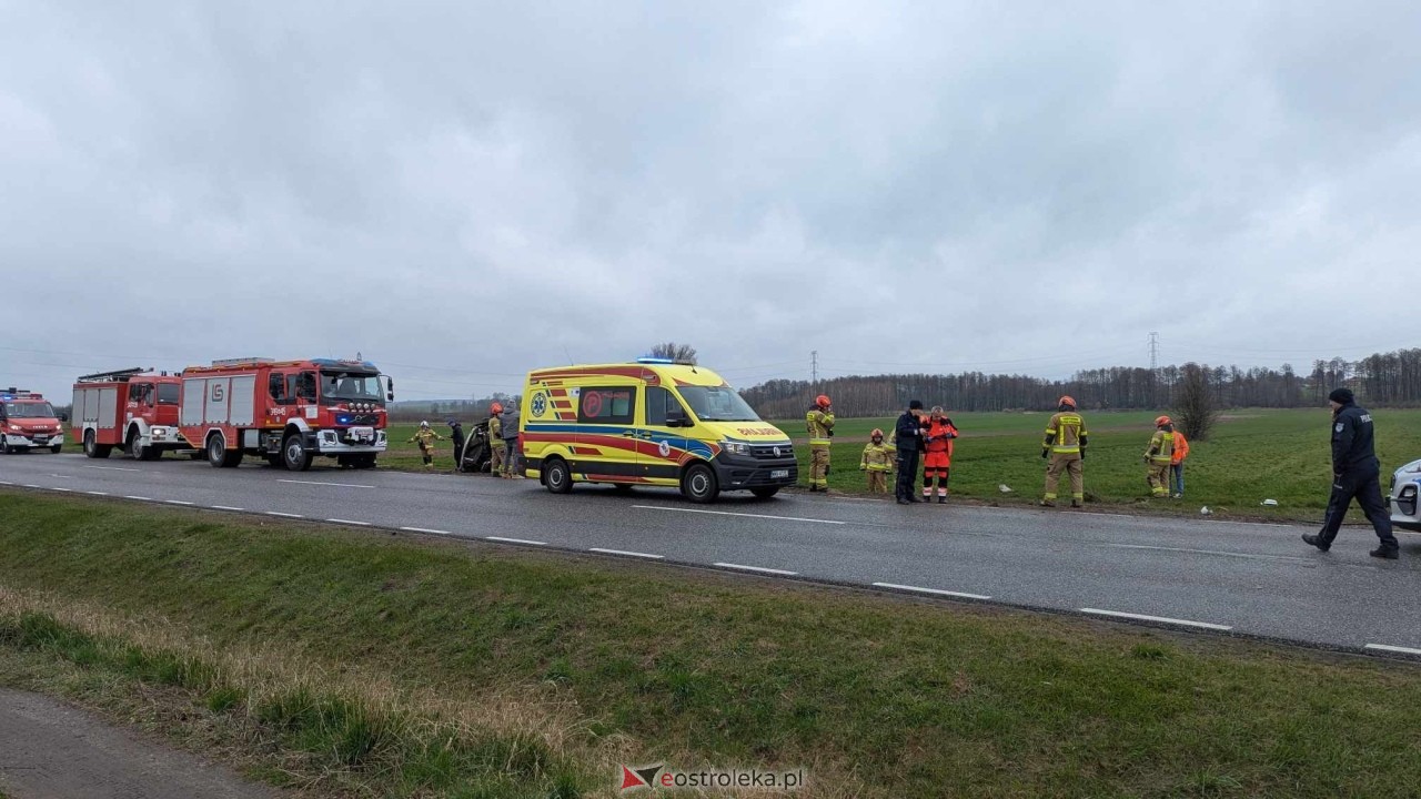 Dachowanie na DK-60 w Ponikwi Małej [11.04.2025] - zdjęcie #15 - eOstroleka.pl