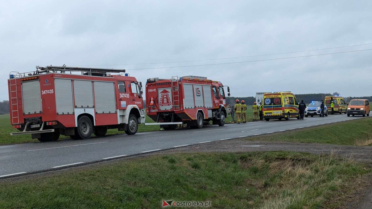 Dachowanie na DK-60 w Ponikwi Małej [11.04.2025] - zdjęcie #14 - eOstroleka.pl