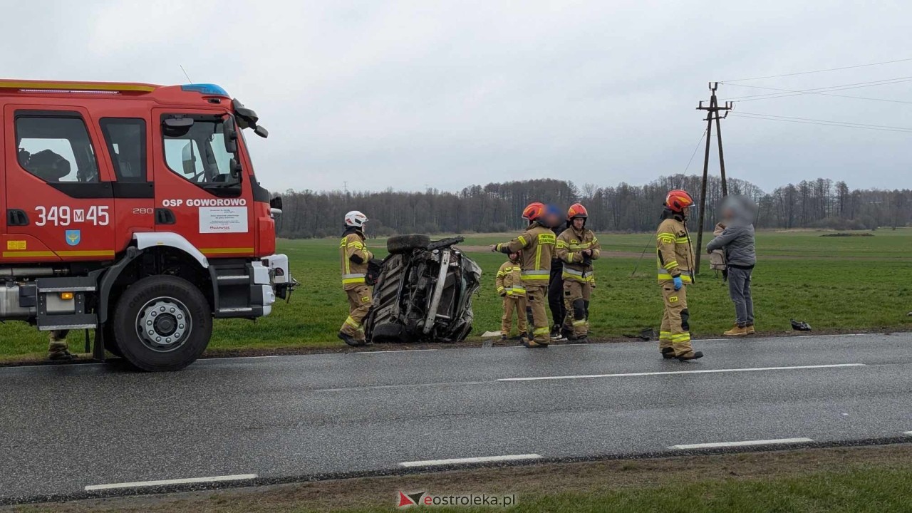 Dachowanie na DK-60 w Ponikwi Małej [11.04.2025] - zdjęcie #10 - eOstroleka.pl