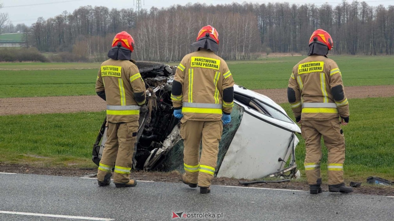 Dachowanie na DK-60 w Ponikwi Małej [11.04.2025] - zdjęcie #9 - eOstroleka.pl
