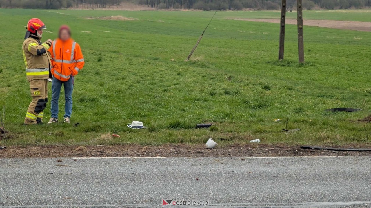 Dachowanie na DK-60 w Ponikwi Małej [11.04.2025] - zdjęcie #8 - eOstroleka.pl