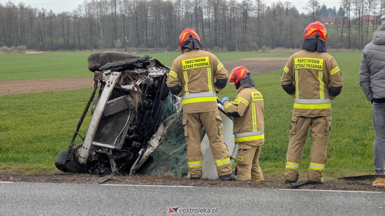 Dachowanie na DK-60 w Ponikwi Małej [11.04.2025] - zdjęcie #7 - eOstroleka.pl