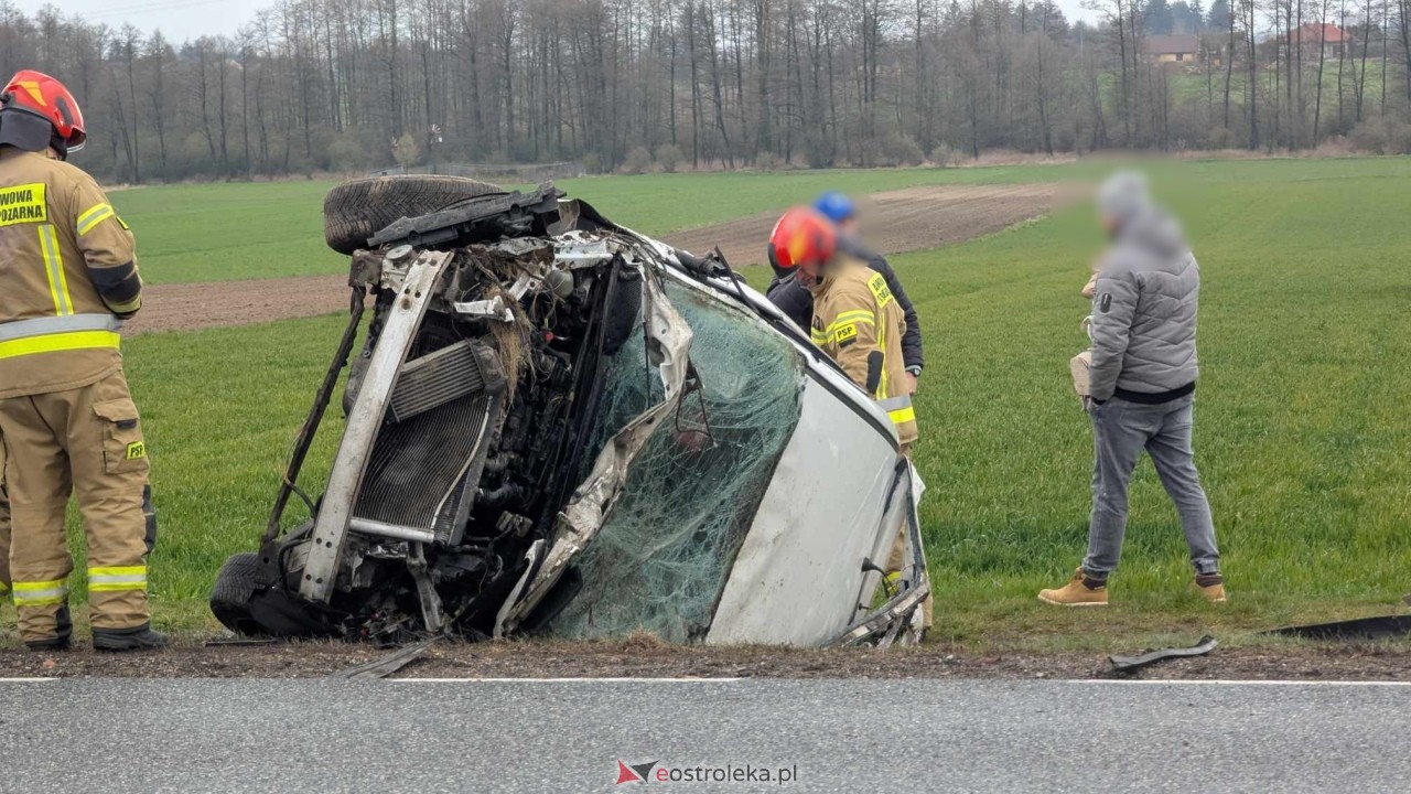 Dachowanie na DK-60 w Ponikwi Małej [11.04.2025] - zdjęcie #6 - eOstroleka.pl
