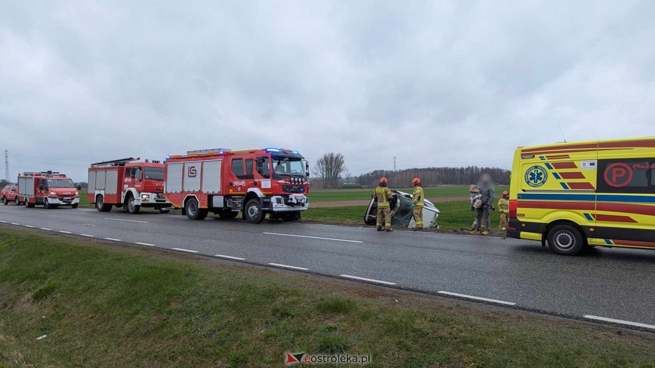 Dachowanie na DK-60 w Ponikwi Małej [11.04.2025] - zdjęcie #5 - eOstroleka.pl