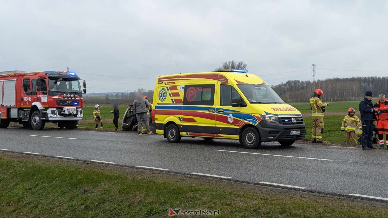 Dachowanie na DK-60 w Ponikwi Małej [11.04.2025] - zdjęcie #4 - eOstroleka.pl