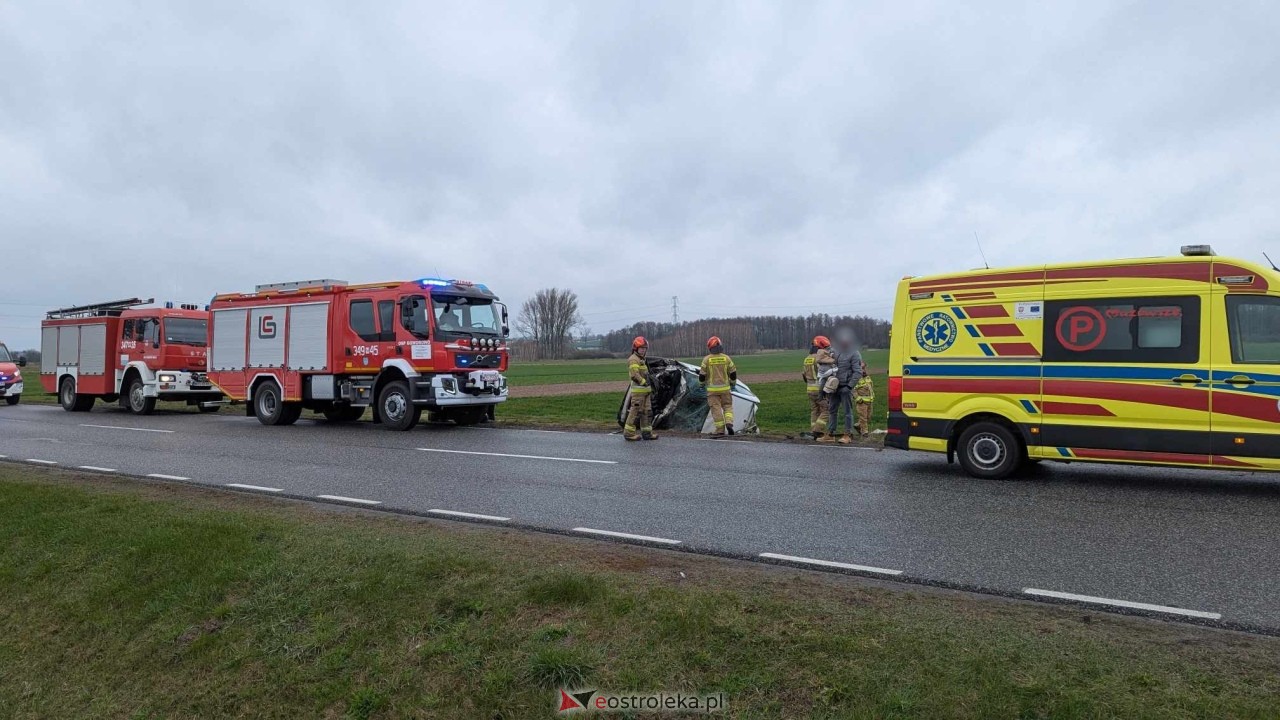 Dachowanie na DK-60 w Ponikwi Małej [11.04.2025] - zdjęcie #2 - eOstroleka.pl