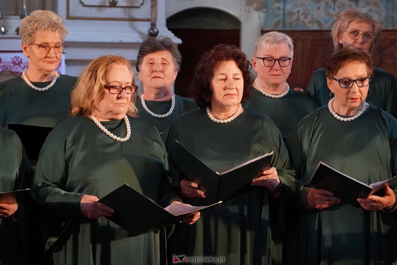 Prezentacje regionalnej pieśni sakralnej w w Kościele pw. św. Anny w Łysych [12.04.2025] - zdjęcie #46 - eOstroleka.pl
