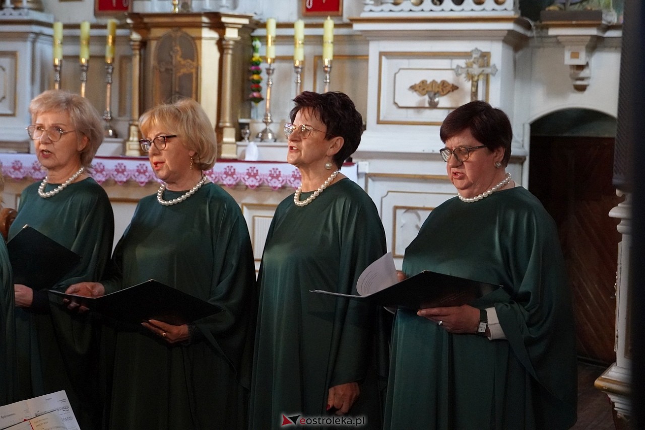 Prezentacje regionalnej pieśni sakralnej w w Kościele pw. św. Anny w Łysych [12.04.2025] - zdjęcie #37 - eOstroleka.pl