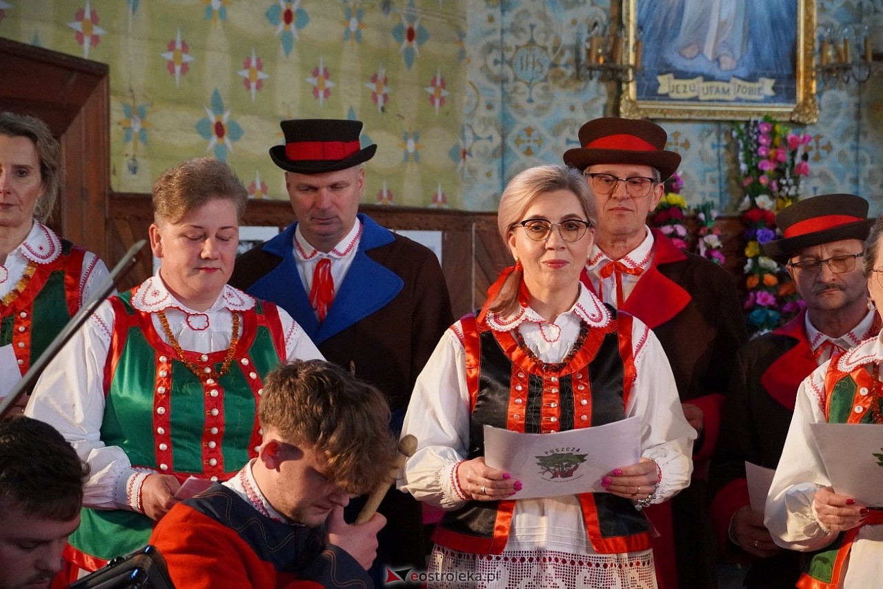 Prezentacje regionalnej pieśni sakralnej w w Kościele pw. św. Anny w Łysych [12.04.2025] - zdjęcie #27 - eOstroleka.pl