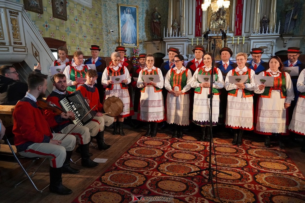 Prezentacje regionalnej pieśni sakralnej w w Kościele pw. św. Anny w Łysych [12.04.2025] - zdjęcie #25 - eOstroleka.pl