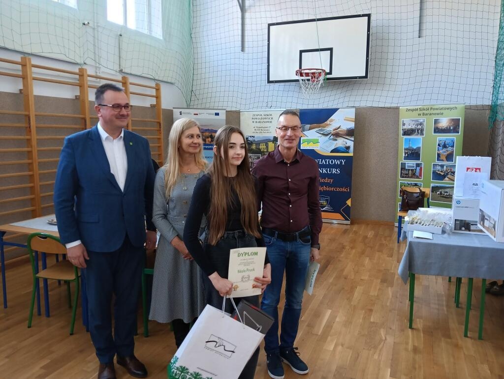 Powiatowy Konkurs Wiedzy o Przedsiębiorczości w ZSP w Baranowie [15.04.2025] - zdjęcie #15 - eOstroleka.pl