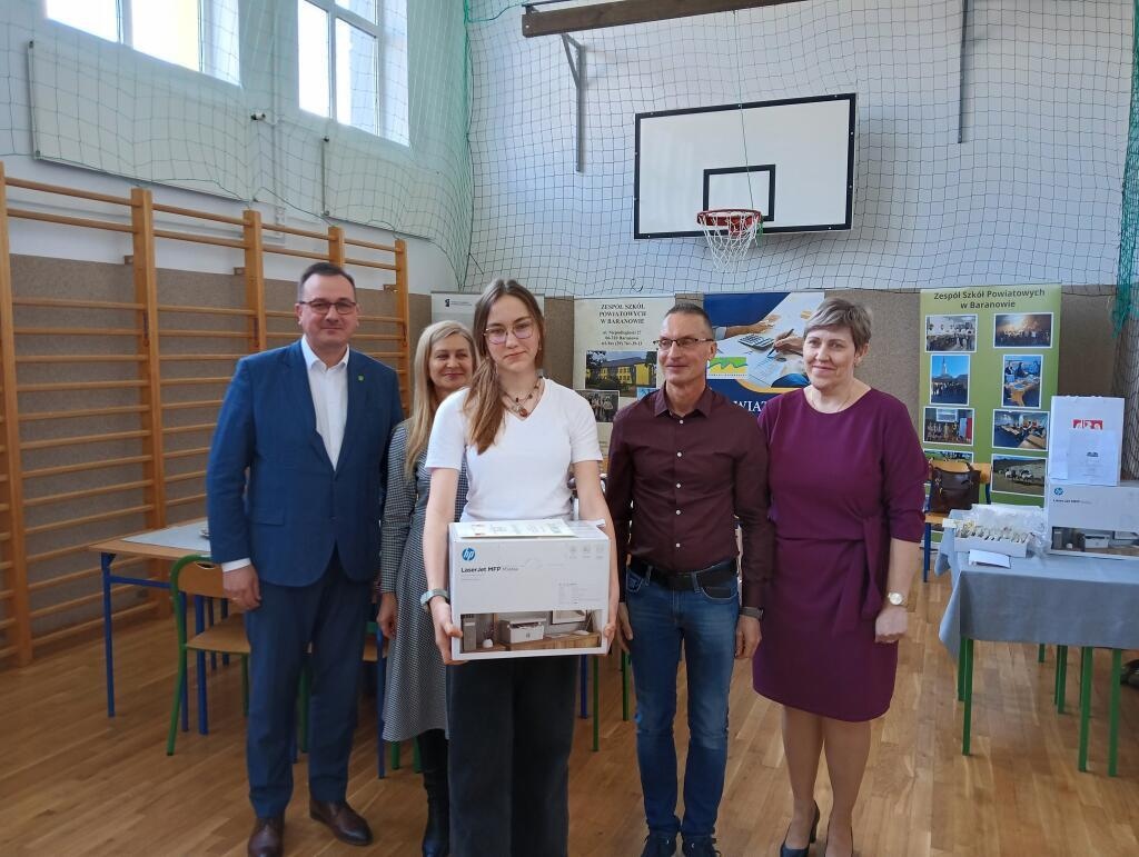 Powiatowy Konkurs Wiedzy o Przedsiębiorczości w ZSP w Baranowie [15.04.2025] - zdjęcie #14 - eOstroleka.pl