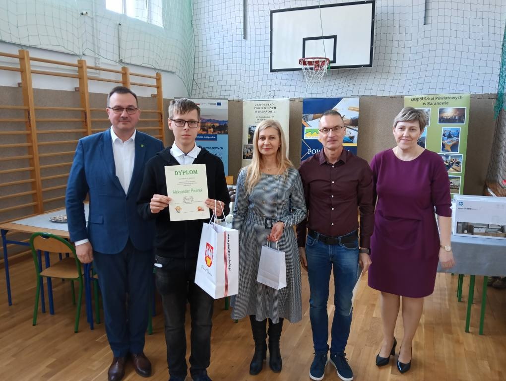 Powiatowy Konkurs Wiedzy o Przedsiębiorczości w ZSP w Baranowie [15.04.2025] - zdjęcie #8 - eOstroleka.pl