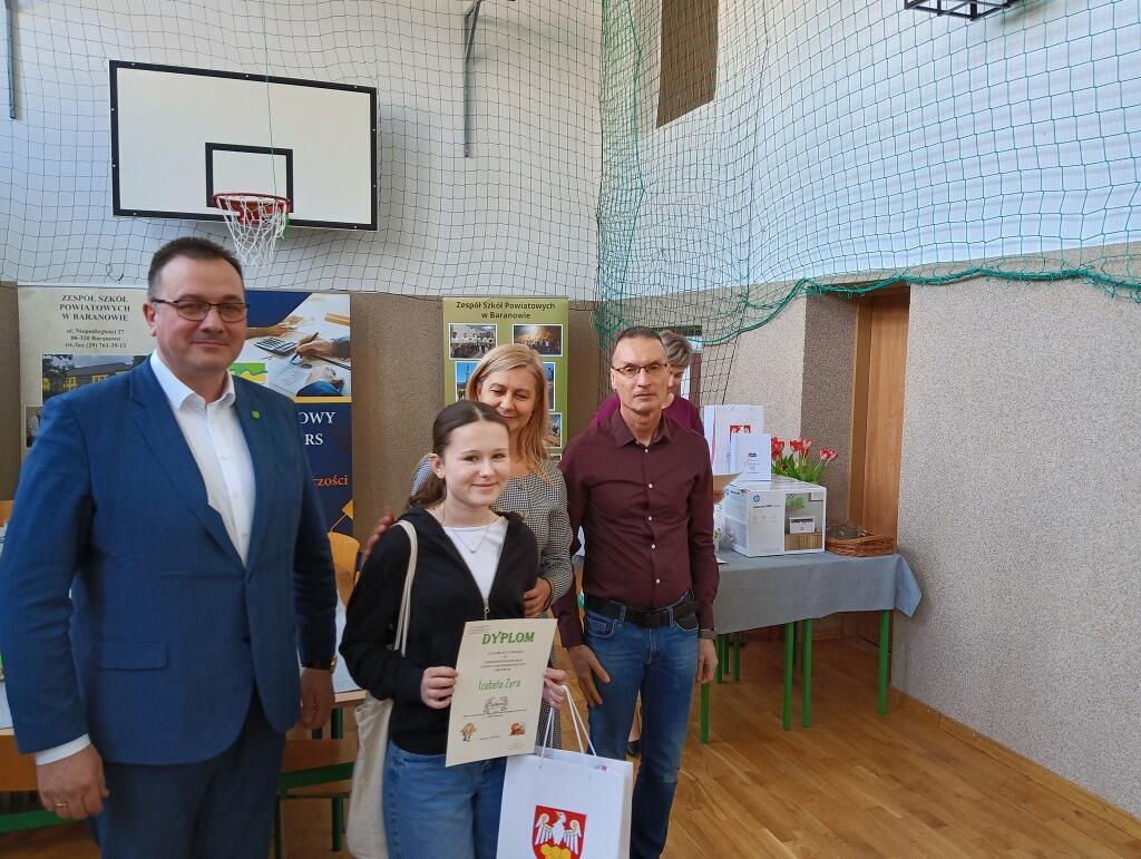 Powiatowy Konkurs Wiedzy o Przedsiębiorczości w ZSP w Baranowie [15.04.2025] - zdjęcie #7 - eOstroleka.pl