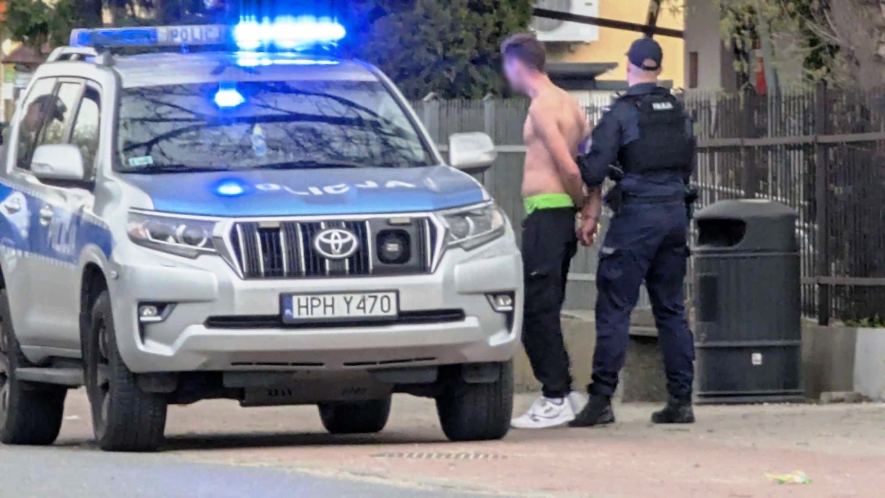 Zatrzymanie na osiedlu Stacja [15.04.2025] - zdjęcie #4 - eOstroleka.pl