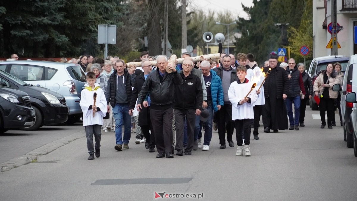 Droga Krzyżowa w ostrołęckiej farze - procesja ulicami Ostrołęki [15.04.2025] - zdjęcie #38 - eOstroleka.pl