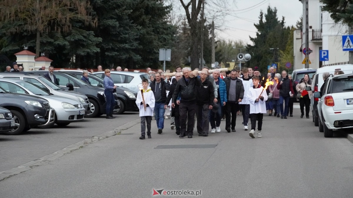 Droga Krzyżowa w ostrołęckiej farze - procesja ulicami Ostrołęki [15.04.2025] - zdjęcie #37 - eOstroleka.pl