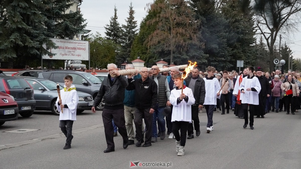 Droga Krzyżowa w ostrołęckiej farze - procesja ulicami Ostrołęki [15.04.2025] - zdjęcie #36 - eOstroleka.pl