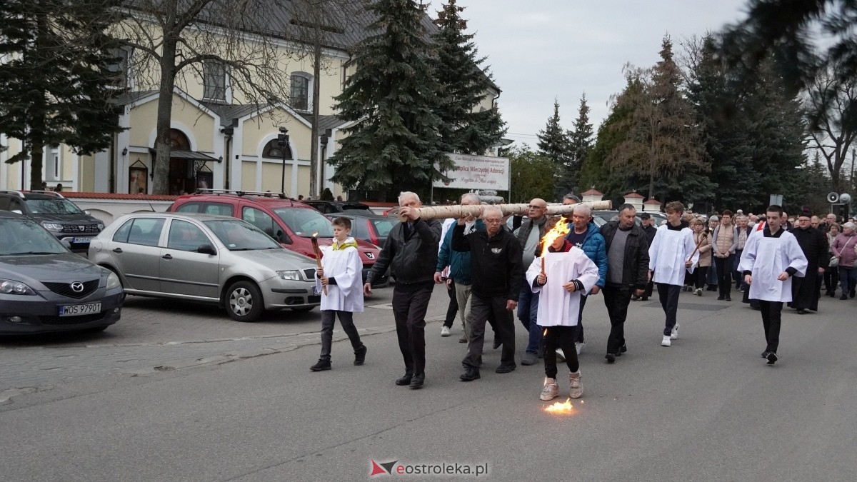 Droga Krzyżowa w ostrołęckiej farze - procesja ulicami Ostrołęki [15.04.2025] - zdjęcie #35 - eOstroleka.pl
