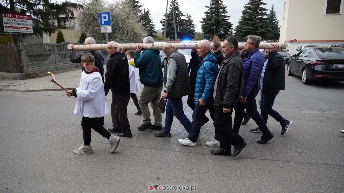 Droga Krzyżowa w ostrołęckiej farze - procesja ulicami Ostrołęki [15.04.2025] - zdjęcie #34 - eOstroleka.pl