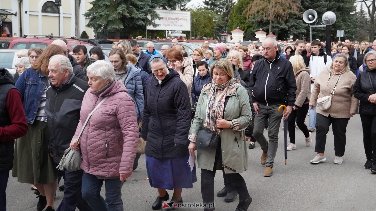 Droga Krzyżowa w ostrołęckiej farze - procesja ulicami Ostrołęki [15.04.2025] - zdjęcie #33 - eOstroleka.pl