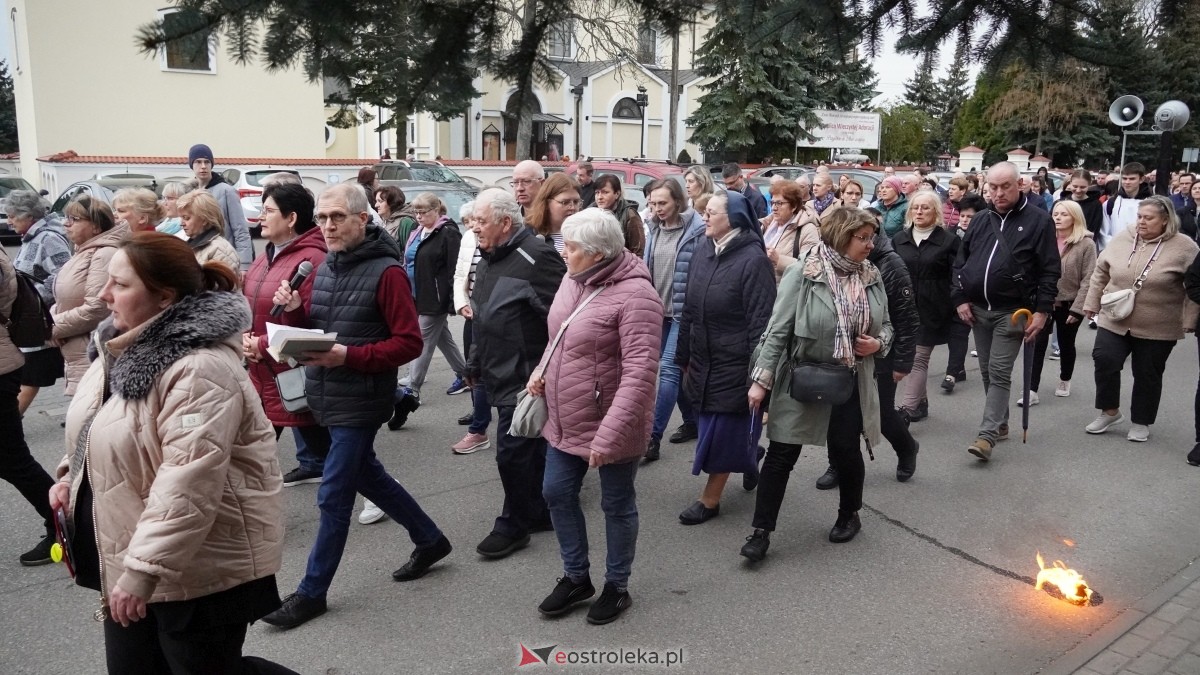 Droga Krzyżowa w ostrołęckiej farze - procesja ulicami Ostrołęki [15.04.2025] - zdjęcie #32 - eOstroleka.pl