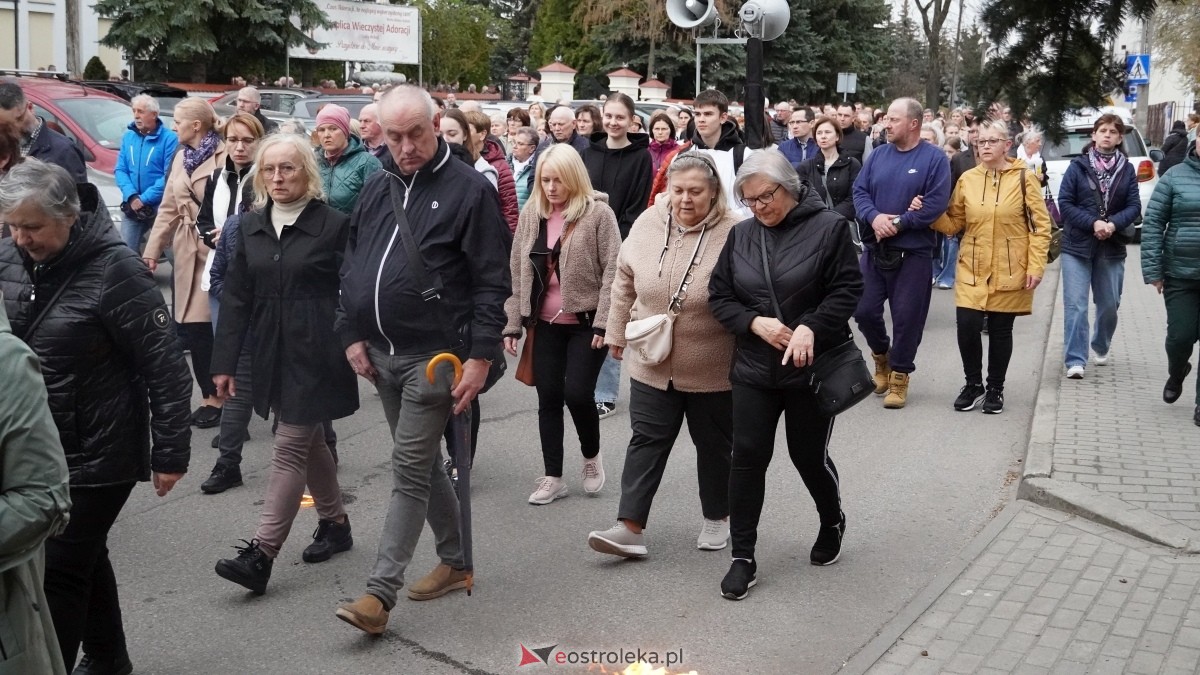 Droga Krzyżowa w ostrołęckiej farze - procesja ulicami Ostrołęki [15.04.2025] - zdjęcie #31 - eOstroleka.pl