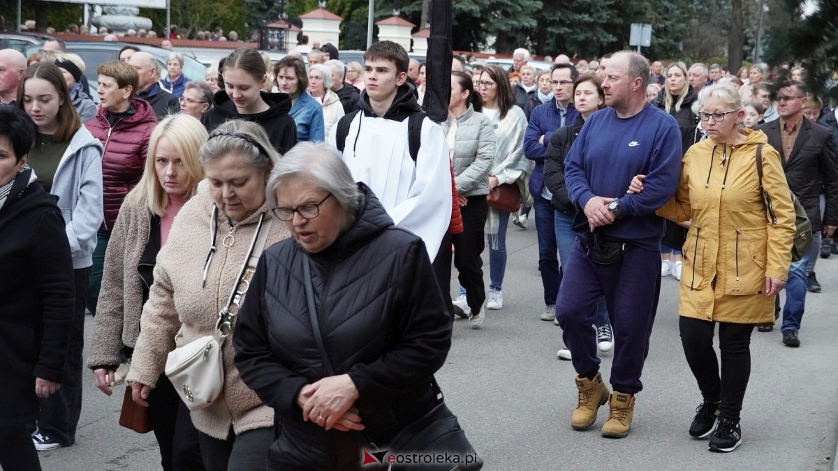 Droga Krzyżowa w ostrołęckiej farze - procesja ulicami Ostrołęki [15.04.2025] - zdjęcie #30 - eOstroleka.pl