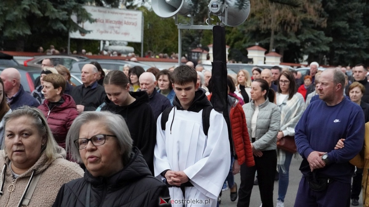Droga Krzyżowa w ostrołęckiej farze - procesja ulicami Ostrołęki [15.04.2025] - zdjęcie #29 - eOstroleka.pl