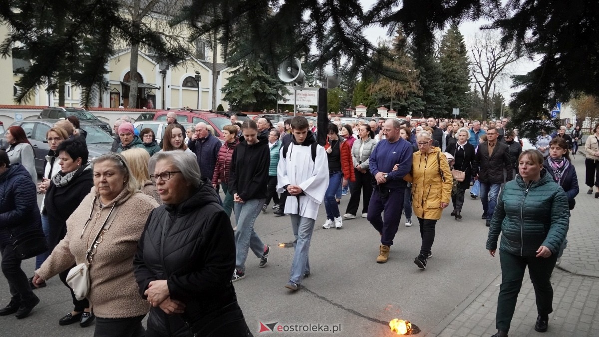 Droga Krzyżowa w ostrołęckiej farze - procesja ulicami Ostrołęki [15.04.2025] - zdjęcie #28 - eOstroleka.pl