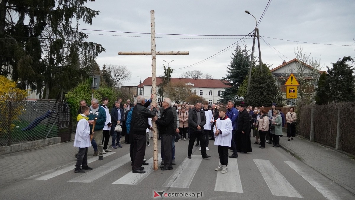 Droga Krzyżowa w ostrołęckiej farze - procesja ulicami Ostrołęki [15.04.2025] - zdjęcie #27 - eOstroleka.pl