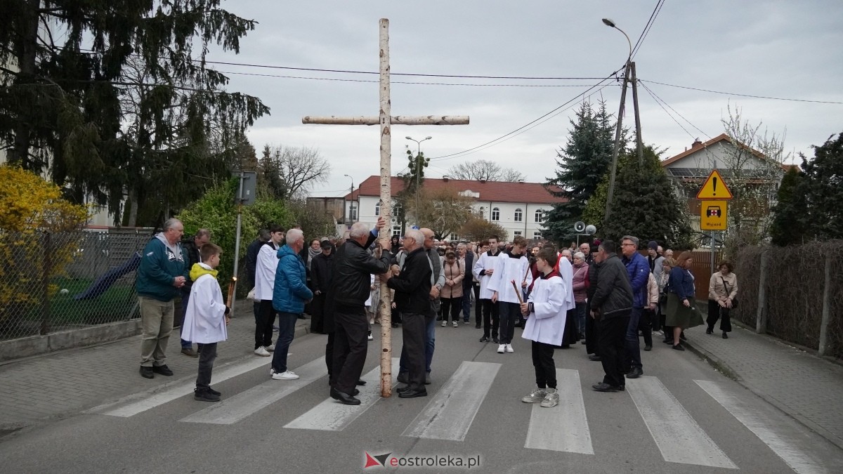 Droga Krzyżowa w ostrołęckiej farze - procesja ulicami Ostrołęki [15.04.2025] - zdjęcie #26 - eOstroleka.pl