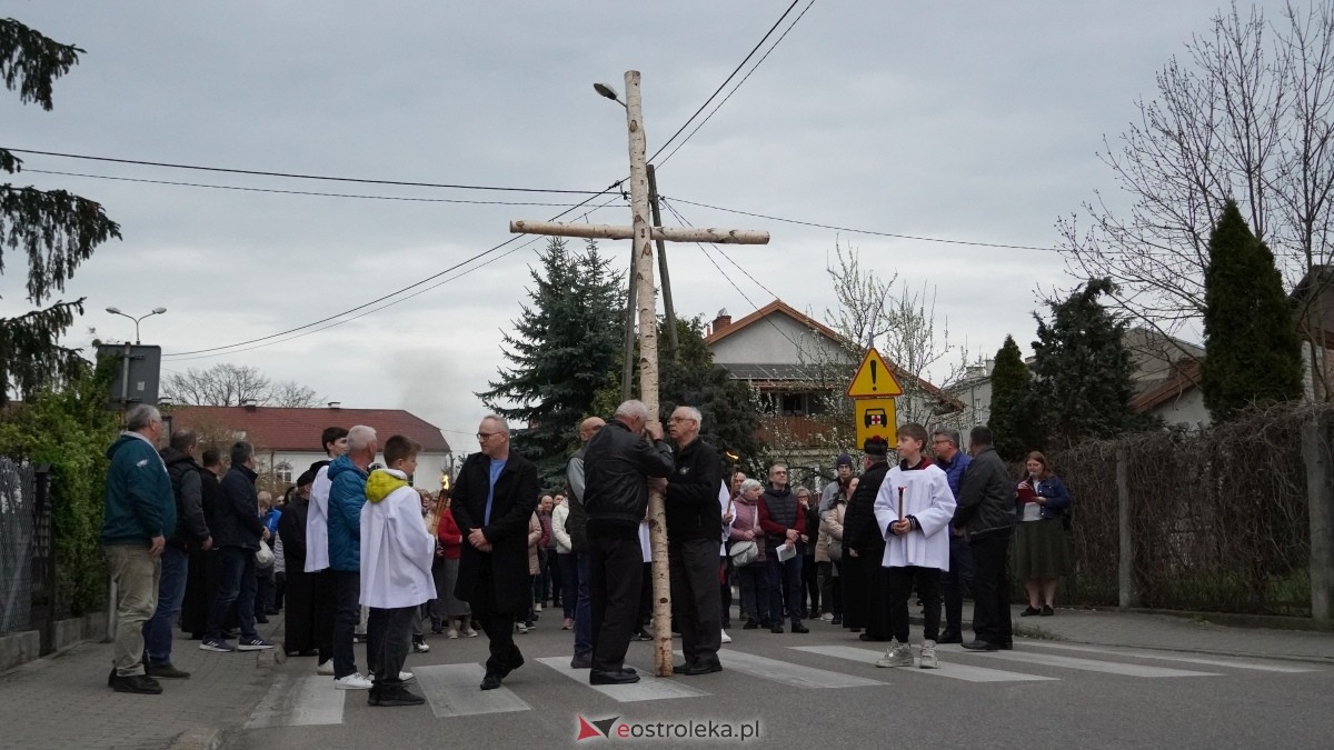 Droga Krzyżowa w ostrołęckiej farze - procesja ulicami Ostrołęki [15.04.2025] - zdjęcie #25 - eOstroleka.pl