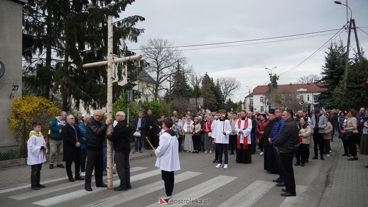 Droga Krzyżowa w ostrołęckiej farze - procesja ulicami Ostrołęki [15.04.2025] - zdjęcie #24 - eOstroleka.pl