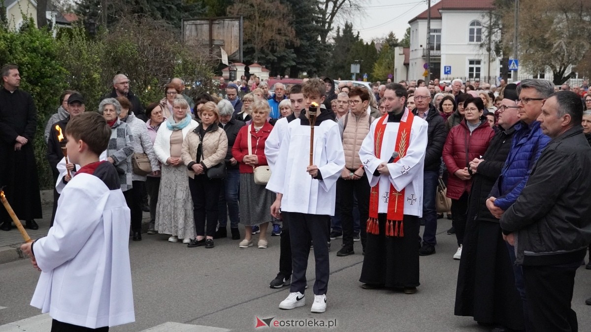 Droga Krzyżowa w ostrołęckiej farze - procesja ulicami Ostrołęki [15.04.2025] - zdjęcie #23 - eOstroleka.pl