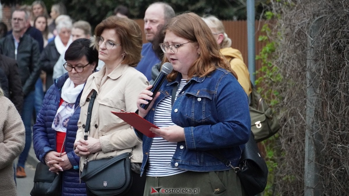 Droga Krzyżowa w ostrołęckiej farze - procesja ulicami Ostrołęki [15.04.2025] - zdjęcie #22 - eOstroleka.pl