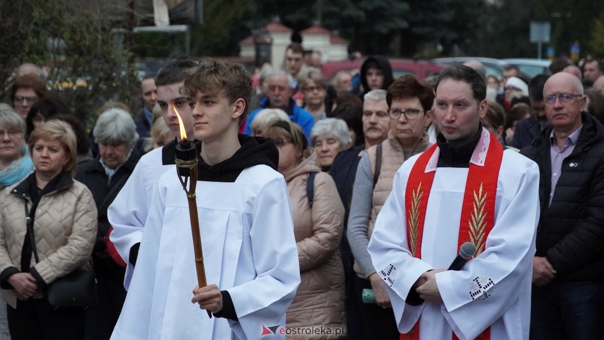 Droga Krzyżowa w ostrołęckiej farze - procesja ulicami Ostrołęki [15.04.2025] - zdjęcie #21 - eOstroleka.pl