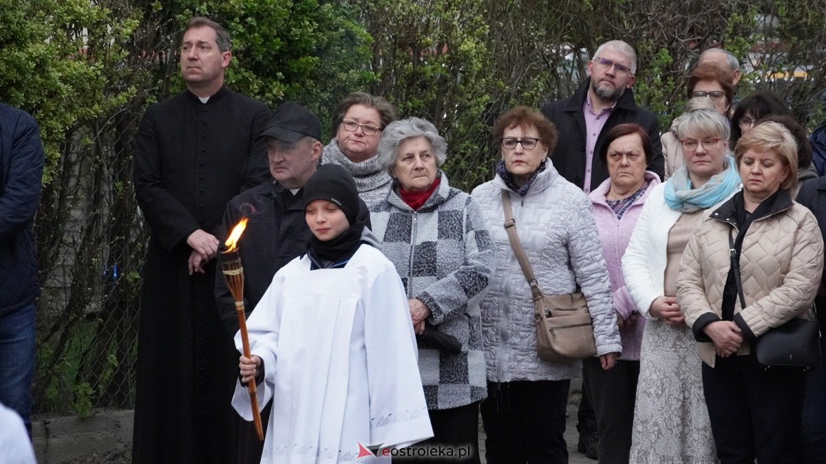 Droga Krzyżowa w ostrołęckiej farze - procesja ulicami Ostrołęki [15.04.2025] - zdjęcie #20 - eOstroleka.pl
